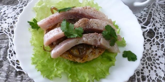 Рецепт бутерброда с малосольной рыбой на подушке из ламинарии