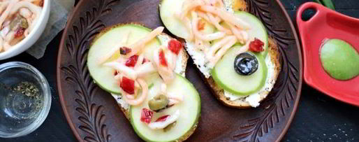 Шаг 7: бутерброда с маринованным кальмаром и яйцом