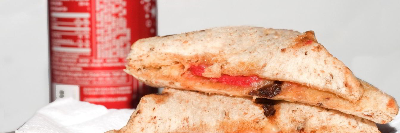 Рецепт Бутерброда с сыром и колбасой в микроволновке