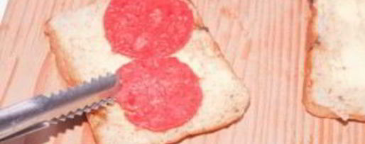 Шаг 1: бутерброда с сыром и колбасой в микроволновке