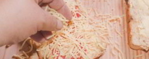 Шаг 2: бутерброда с сыром и колбасой в микроволновке