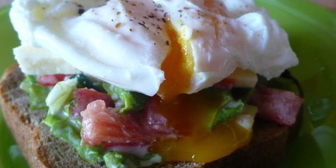 Рецепт бутерброда с яйцом пашот и овощами