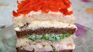 Рецепт Бутербродного тортика с окороком и яйцом