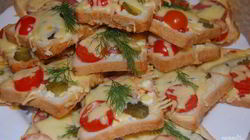 Рецепт Бутербродов горячих с колбасой и сыром