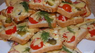 Рецепт Бутербродов горячих с колбасой и сыром