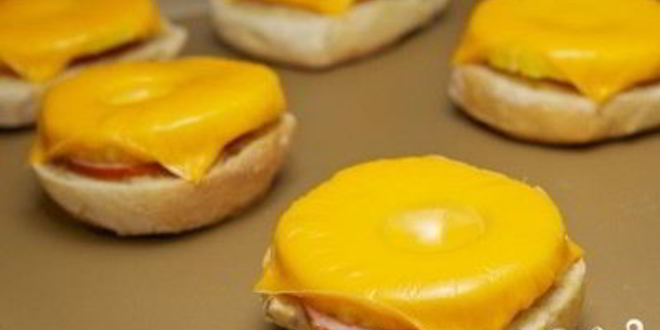 Рецепт бутербродов с ананасом и сыром