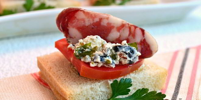 Рецепт бутербродов с фетой и сыровяленой колбасой