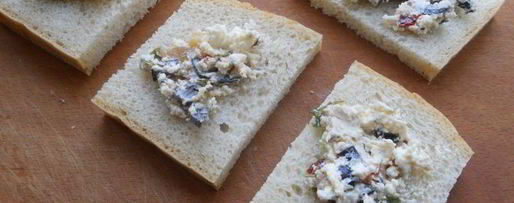 Шаг 2: бутербродов с фетой и сыровяленой колбасой