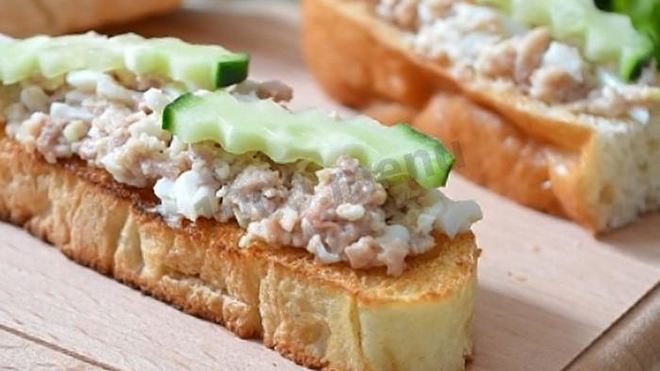 Рецепт Бутербродов с печенью трески, огурцом, яйцами