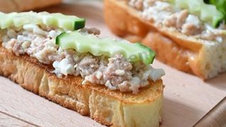 Рецепт Бутербродов с печенью трески, огурцом, яйцами
