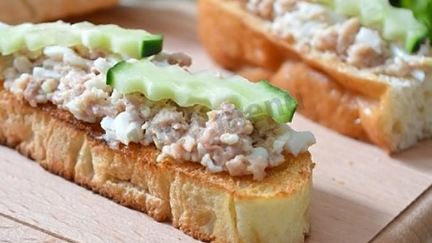 Рецепт Бутербродов с печенью трески, огурцом, яйцами
