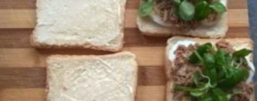 Шаг 2: бутербродов с рыбными консервами