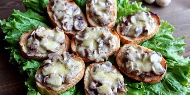 Рецепт быстрых горячих бутербродов с грибами и сыром