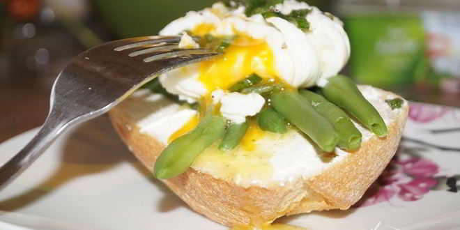 Рецепт датского бутерброда с фасолью и яйцом пашот