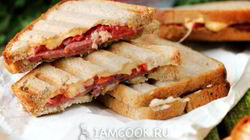Рецепт Горячих бутербродов с колбасой, сыром и помидорами