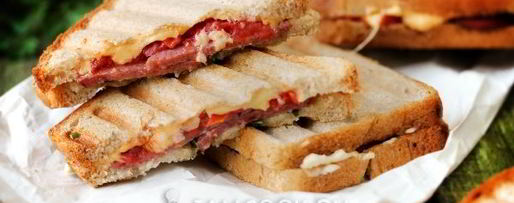 Шаг 7: горячих бутербродов с колбасой, сыром и помидорами