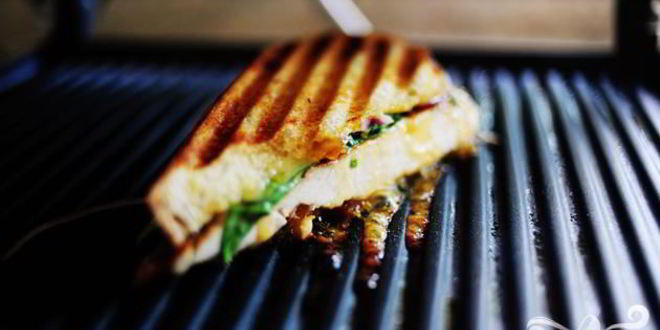 Рецепт горячих бутербродов с курицей и абрикосовым соусом