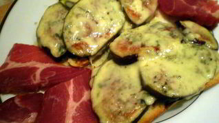 Рецепт Горячего бутерброда с инжиром и сыром Дорблю