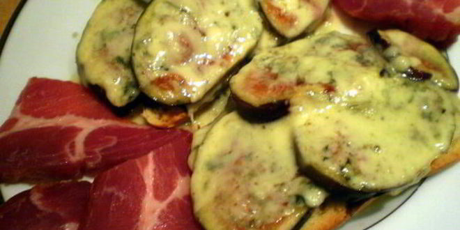 Рецепт горячего бутерброда с инжиром и сыром дорблю