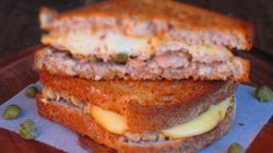 Рецепт Горячего бутерброда с тунцом и копченым сыром