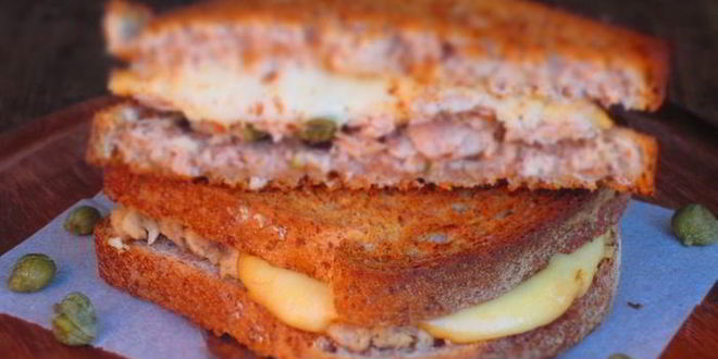 Рецепт горячего бутерброда с тунцом и копченым сыром