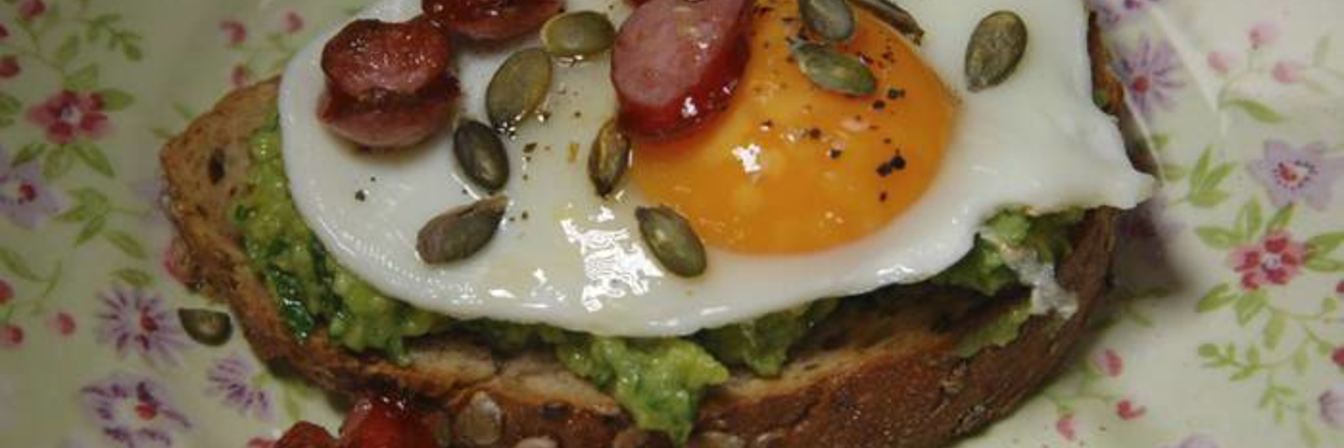 Рецепт Хитрого бутерброда с авокадо и яичницей
