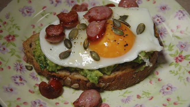 Рецепт Хитрого бутерброда с авокадо и яичницей