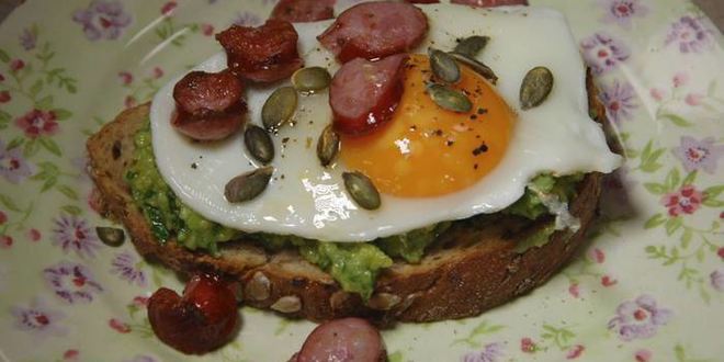 Рецепт хитрого бутерброда с авокадо и яичницей