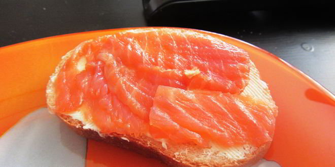 Рецепт классического бутерброда с красной рыбой и зеленью