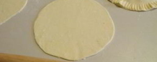 Шаг 4: чебуреков из слоеного бездрожжевого теста