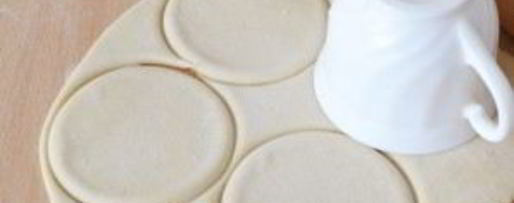 Шаг 1: чебуреков с брынзой и зеленью