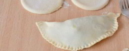 Шаг 3: чебуреков с брынзой и зеленью