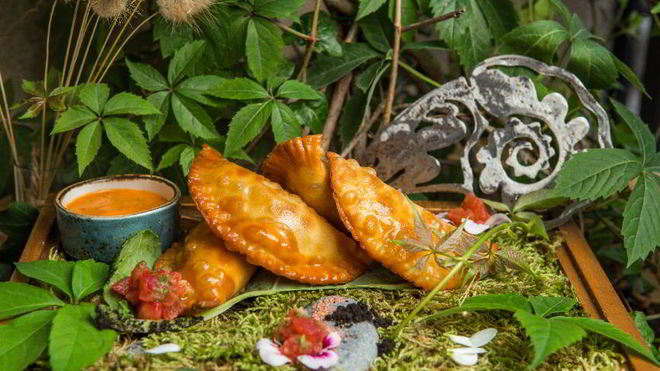 Рецепт Чебуреков с говядиной и с песто из запеченного болгарского перца