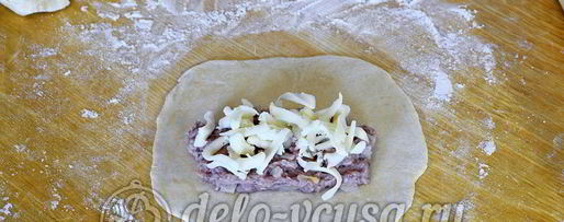 Шаг 10: чебуреков с мясом и сыром