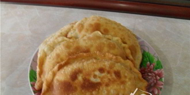 Рецепт чебуреков с помидорами и сыром