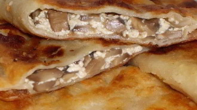 Рецепт Домашних чебуреков с курицей и сыром