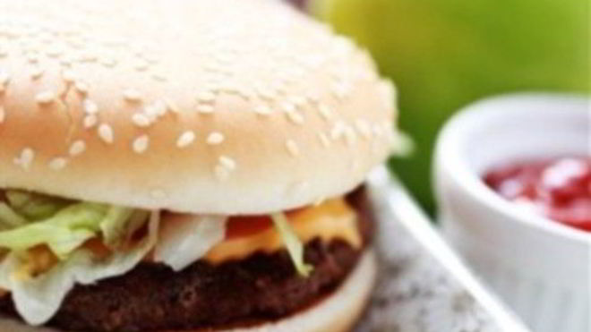 Рецепт Чизбургера домашнего со свининой, авокадо и кинзой