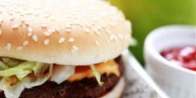 Рецепт чизбургера домашнего со свининой, авокадо и кинзой