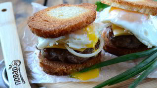 Рецепт Чизбургера с гренками и яйцом