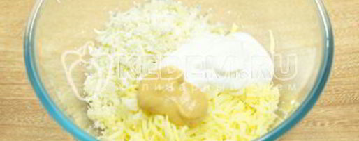 Шаг 3: фаршированных яиц дед мороз