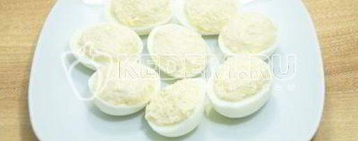 Шаг 4: фаршированных яиц дед мороз