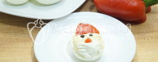 Шаг 5: фаршированных яиц дед мороз