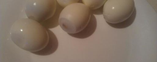 Шаг 3: фаршированных яиц глаза монстра