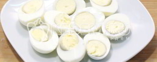 Шаг 2: фаршированных яиц с икорно-горчичной начинкой