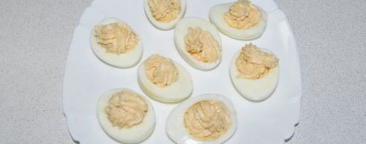 Шаг 3: фаршированных яиц с икрой трески, минтая