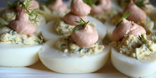 Рецепт фаршированных яиц с мягким творогом и лососевой пастой
