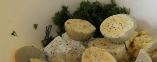 Шаг 1: фаршированных яиц с мягким творогом и лососевой пастой