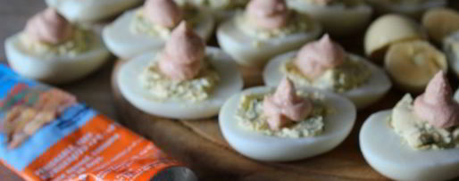 Шаг 4: фаршированных яиц с мягким творогом и лососевой пастой