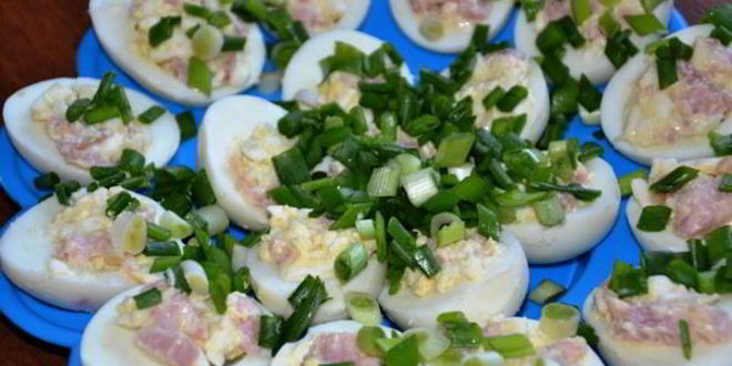 Рецепт фаршированных яиц с сыром пармезан