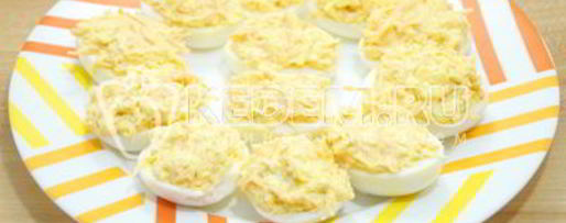 Шаг 5: фаршированных яиц с сыром